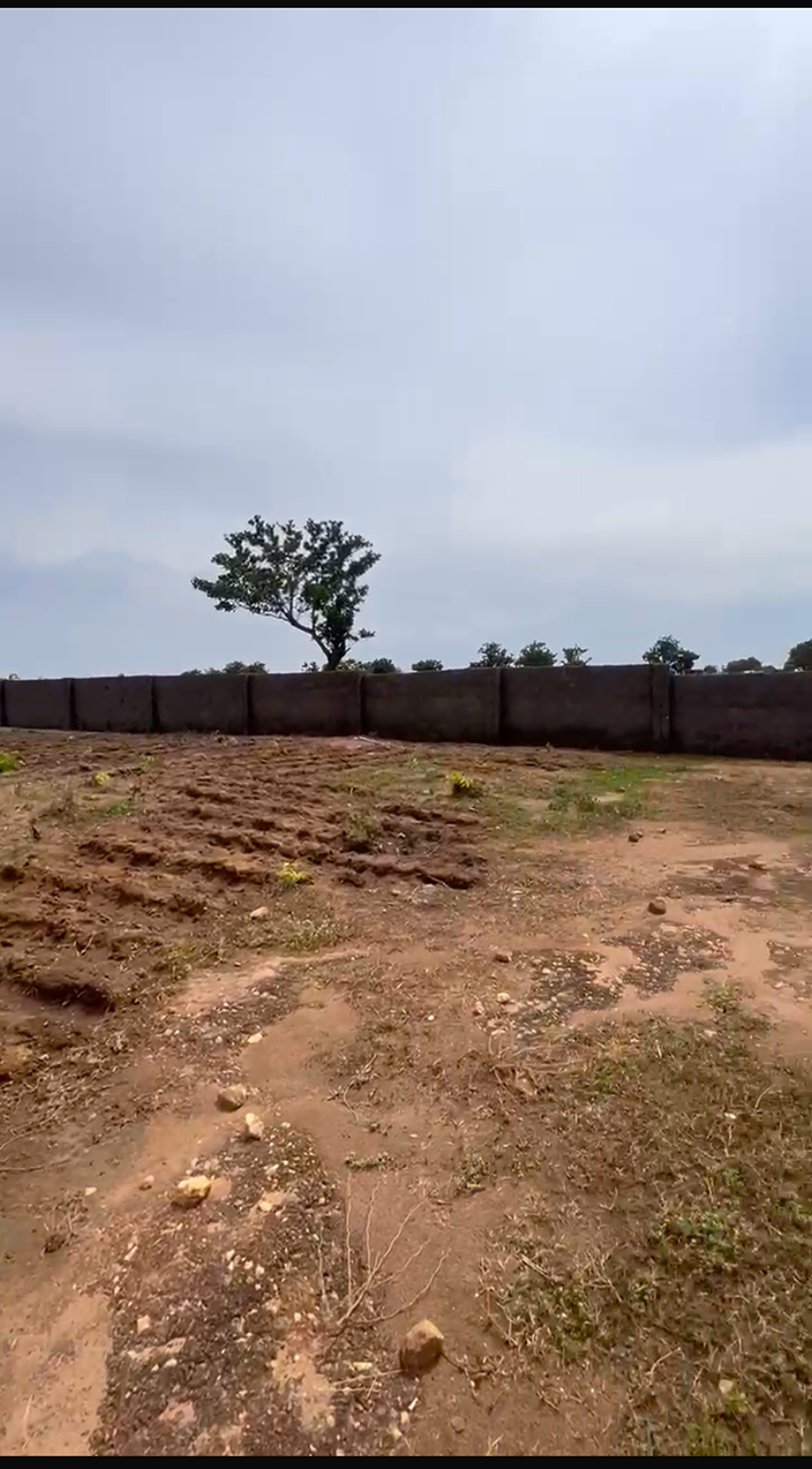 1 hectare for sale - 170 million naira   FCDA R of O (C of O applied)   Building approval  📍Kabusa