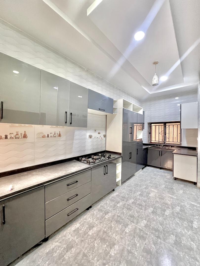 🏡 Modern Sophistication in the Heart of Kaura – 4-Bedroom Luxury Terrace
