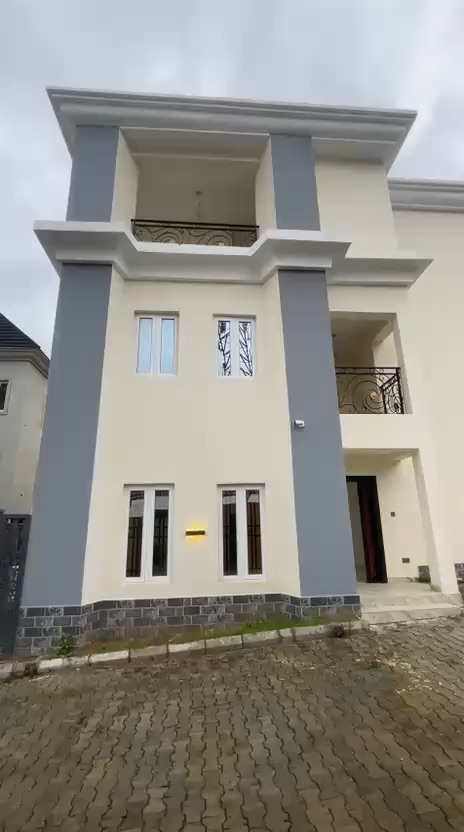 6-bedroom mansion with 2-room BQ