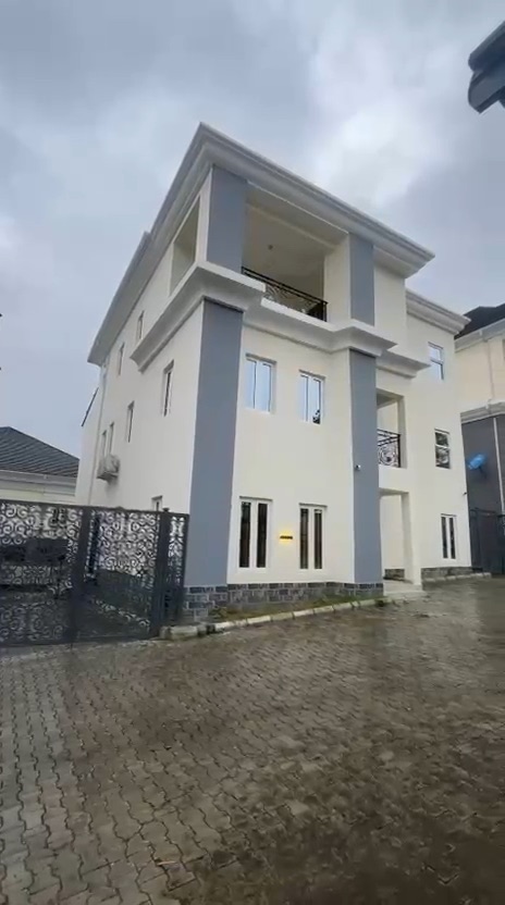 6-bedroom mansion with 2-room BQ