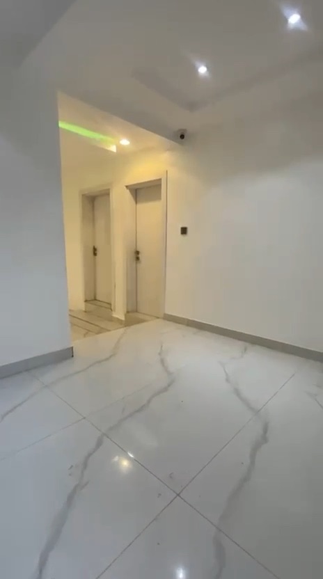 6-bedroom mansion with 2-room BQ