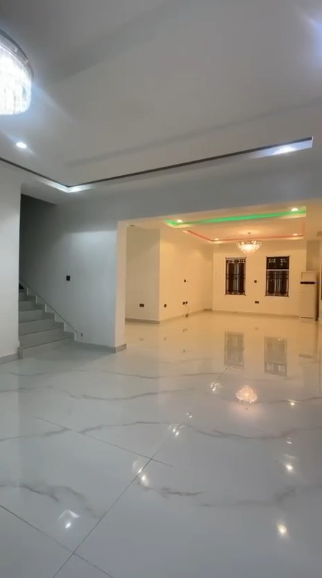 6-bedroom mansion with 2-room BQ