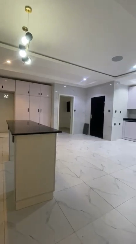 6-bedroom mansion with 2-room BQ