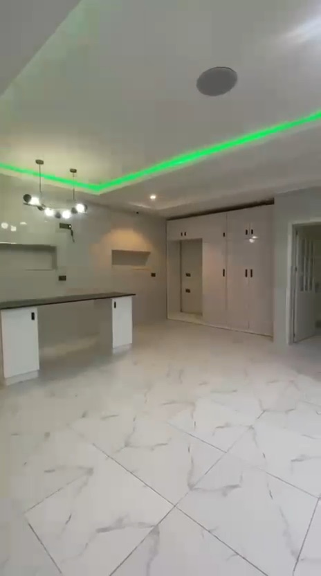 6-bedroom mansion with 2-room BQ