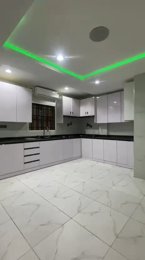 6-bedroom mansion with 2-room BQ