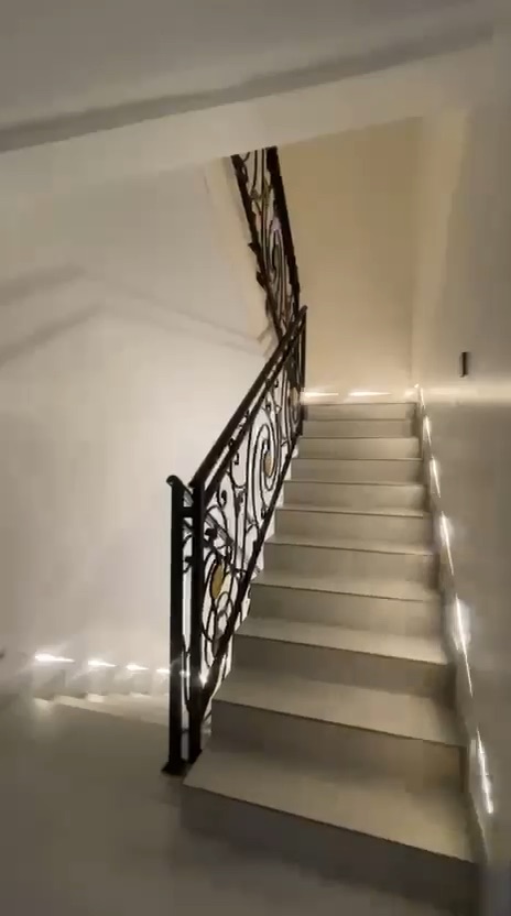 6-bedroom mansion with 2-room BQ