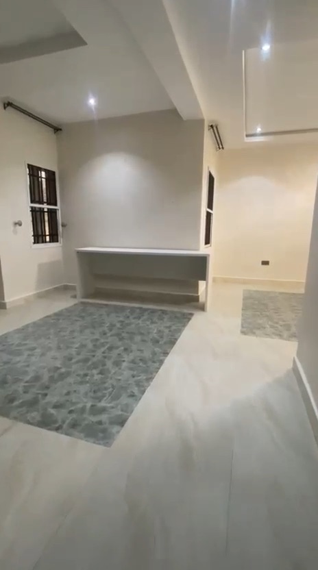 6-bedroom mansion with 2-room BQ