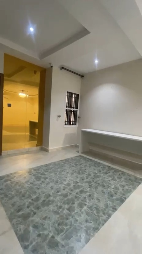 6-bedroom mansion with 2-room BQ