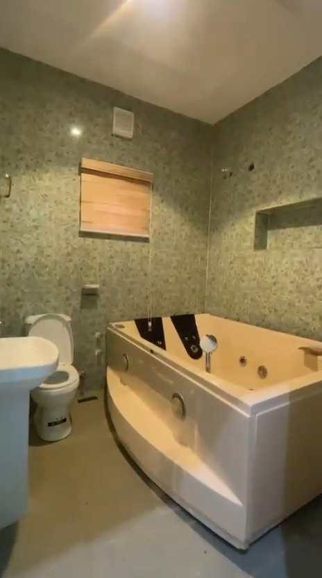 6-bedroom mansion with 2-room BQ