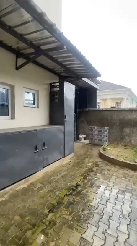 6-bedroom mansion with 2-room BQ